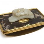 BOIN-TABURET, EPOQUE XIXÈME SIÈCLE Buvard composé de laque du Japon (XVIIIème siècle), d’une fibule en Jade blanc « Chieng Lung » (1736-1796) et d’une monture en bronze doré (XIXème siècle). Dimensions pour le buvard sans la fibule : 15,5x9,2x4,1 cm Dimension de la fibule seule : 9x3x3,7 cm