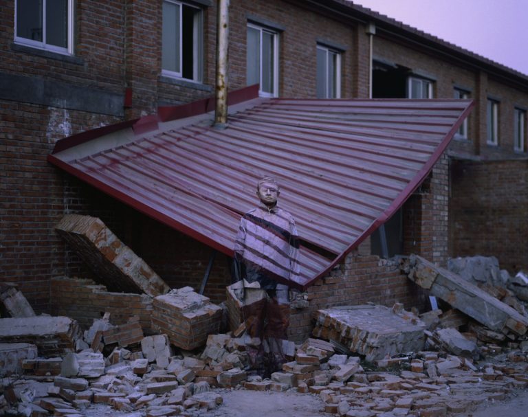 VILLAGE SO 2006, Liu Bolin, Photographie originale  Signée, datée en bas à droite et numérotée 2/8 95 x 120 cm