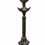 Alberto GIACOMETTI (1901-1966) Lampe Modèle « Tête » Bronze à patine brune Signée sur la base à l’arrière vers la gauche 50,6x13x13 cm - Recto