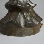 Alberto GIACOMETTI (1901-1966) Lampe Modèle « Tête » Bronze à patine brune Signée sur la base à l’arrière vers la gauche 50,6x13x13 cm - Détail