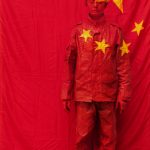 LIU BOLIN (né en 1973) Hidding in the city 26, In Front Of The China Flag, Photographie originale en couleur Signée, numérotée 2/8 et datée 2006 en bas à droite 160 x 100 cm