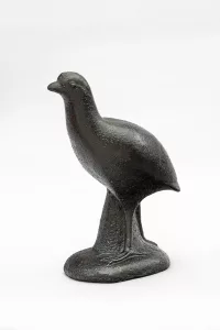 MARCEL DERNY (1914-1975) « FAISANDEAU » 1957 Sculpture originale en grès émaillé brun-noir à la surface grumeleuse. Monogrammée et datée et porte le cachet de la manufacture sur la terrasse. Exemplaire personnel et original de l’artiste réalisé à la manufacture nationale de Sèvres Haut. 28 cm ; Larg. 25 cm ; Prof. 15 cm